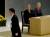 아키히토 일왕(오른쪽에서 둘째)과 미치코 왕비가 15일 도쿄 닛폰부도칸에서 열린 제72주년 전국전몰자추도식에서 추도사를 하기 위해 연단에 오르는 아베 신조 총리를 바라보고 있다. [도쿄 AFP=연합뉴스]