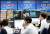 14일 오후 서울 중구 KEB하나은행 본점 딜링룸에서 직원들이 업무를 보고 있다. 이날 코스피지수는기관 매수에 힘입어 14.51포인트(0.63%) 오른 2334.22에 장을 마감했다. [연합뉴스]