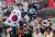 보수단체 관계자들이 15일 오후 서울 종로구 대학로 마로니에 공원 앞 도로에서 열린 8.15구국국민대회에서 박근혜 전 대통령 석방 등을 촉구하고 있다. [연합뉴스]