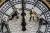 2007년 8월 영국 런던의 ‘빅벤(Big Ben)’의 시계판을 청소하는 작업자들. [로이트=연합뉴스]