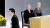 15일 일본 종전기념일 행사에 참석한 아베 신조 총리(왼쪽)와 아키히토 일왕 부부. [AFP=연합뉴스]
