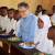 빌 게이츠가 자신의 인스타그램 계정 오픈을 알리며 올린 사진 1장. 탄자니아 무헤자 마을의 키체바 초등학교에서 학생들과 함께 막 점심 식사를 시작하려는 모습이다. [사진 빌게이츠 인스타그램]