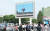 북한 평양 시민들이 지난 5월 22일 평양역 앞에 설치된 대형 스크린을 통해 지대지 준중거리 탄도미사일 ‘북극성-2형’의 시험발사 장면을 지켜보고 있다. [평양 AP=연합뉴스]