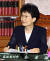 2006년 8월 헌재소장 후보자로 지명됐던 전효숙 전 헌법재판관이 자신의 집무실에서 업무 중인 모습. [중앙포토]