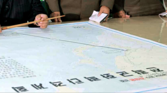 [단독] 김정은 앞 지도엔 ‘북한 신포 → 괌’ 검은 선 … 미사일 비행경로 보여줘