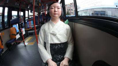 위안부 소녀상 버스 운행에…日극우학자 "한국만큼 타락한 나라 없다"