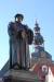 아이슬레벤 시청사 앞 광장에 세워져 있는 마르틴 루터의 동상. 그는 라틴어로만 돼 있던 성경을 독일어로 번역하는 작업을 했다.