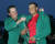 2005년 마스터스에서 타이거 우즈(오른쪽)에게 그린재킷을 입혀주는 필 미켈슨. 1997년, 2001년, 2002년에 이어 마스터스에서 네번째로 우승한 우즈는 그린재킷을 가지고 나갈 수 없었다. [중앙포토]