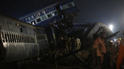 [서소문사진관]인도 열차 탈선,25명 사망…참혹한 사고현장 