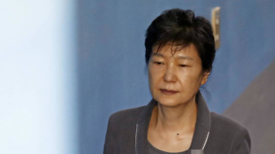 "사법부 살처분" 고함…박 전 대통령 재판 방청객 '10일 감치'