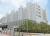 서울동부구치소는 지상 12층 규모 고층빌딩 형태의 교정시설이다. 높은 벽 대신 개방형 울타리로 주변을 둘러싸고 있다. [사진 교정본부]