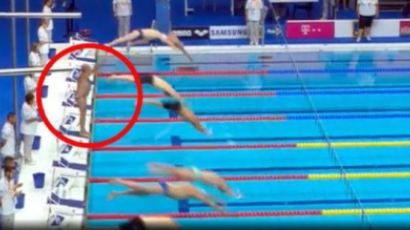 국제대회서 수영선수가 1분 동안 출발하지 않은 이유
