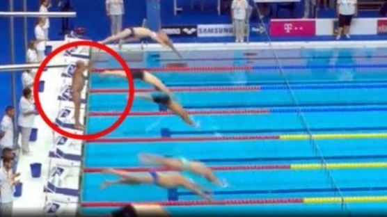 국제대회서 수영선수가 1분 동안 출발하지 않은 이유