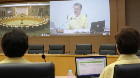 문 대통령 "살충제 계란 파동 송구…근본대책 위한 TF 구성하라"