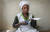 지난 7월 파피루스를 사용한 폐지로 만든 생분해성 반값 생리대 '마카패드'를 만들고 있는 우간다 여성. [AP=연합뉴스]