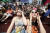 21일(현지시간) 미국 뉴욕시에서 태양안경을 쓰고 부분일식을 관찰하는 시민과 관광객들. 이날 수백만의 미국인이 전국에 걸쳐 진행된 '우주쇼'에 환호했다. [AFP= 연합뉴스]
