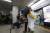 독가스 테러를 확인한 지하철 승무원이 종합관제센터에 신속하게 상황을 보고한 뒤 독가스에 노출된 승객을 대피시키고 있다. 오종택 기자