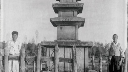 김유신 묘를 농부가 지키고, 지게꾼이 유물 옮겨... 미공개 1920~30년대 경주 문화재 미공개 사진들 엿보니