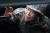 홍준표 자유한국당 대표가 22일 오전 강원 홍천군 육군 11사단을 방문해 소형 전술차량 내부를 살펴보고 있다. [연합뉴스]