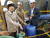 김영주 노동부 장관(왼쪽)이 20일 STX조선해양 폭발사고 현장을 살펴보고 있다. [황선윤 기자]