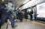 방독면을 착용한 경찰이 출동해 독가스에 노출된 지하철 객차 현장을 통제하고 있다. 오종택 기자