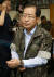 홍준표 자유한국당 대표가 22일 오전 강원 홍천군 육군 11사단을 방문해 전투복으로 갈아입고 있다. [연합뉴스]