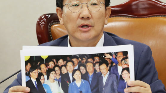 한명숙 '억울한 옥살이'에 야권 "정권 잡았다고 판결도 뒤집나?"