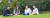 2017학년 수시 모집에 합격한 신영섭·유소희·윤성은·박효범씨(왼쪽부터)가 아주대 캠퍼스 잔디밭에 앉아 합격 비결에 대해 얘기하고 있다.