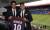 프랑스 파리생제르맹에 입단한 네이마르(오른쪽)가 지난 4일 입단식을 치렀다. 네이마르가 자신의 이름과 등번호 10번이 새겨진 유니폼을 들고 있다. [사진 PSG 홈페이지]