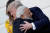 지난 6월26일(현지시간) 미국을 방문해 도널드 트럼프 대통령(오른쪽)과 정상회담을 했던 나렌드라 모디 인도 총리가 백악관을 떠나기 전 트럼프 대통령과 석별의 포옹을 나누고 있다. [AP=연합뉴스]