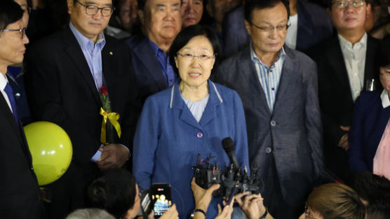 ‘친노 대모’ 한명숙 출소…사법적폐 청산 나선 민주당
