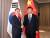 문재인 대통령과 시진핑 중국 국가주석이 지난 6일 오전(현지시간) 베를린 인터콘티넨탈 호텔에서 열린 한-중 정상회담에서 악수하며 미소 짓고 있다. 김성룡 기자