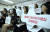 여성환경연대가 24일 오전 서울 중구 환경재단 레이첼카슨홀에서 ‘일회용 생리대 부작용 규명과 철저한 조사를 위한 기자회견을 제보자 동반으로 열었다. 박종근 기자