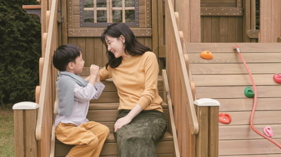 창간 30주년 '행복이가득한집' ···배우 이영애 가족 화보 공개 
