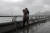 23일 한 커플이 홍콩 빅토리아 항구에서 태풍에 아랑곳없이 키스를 하고 있다.[AP=연합뉴스]
