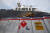 21일 STX조선해양 폭발사고 선박 앞에 쌓여 있는 선박용 페인트. 송봉근 기자