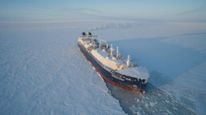 쇄빙선 없이 북극권 통과한 수송선 "온난화 영향"