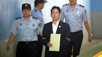 [속보]'박근혜 뇌물' 삼성 이재용, 1심에서 징역 5년 