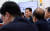 박주선 국민의당 비대위원장이 주재하는 마지막 비상대책위원회의가 25일 오전 국회에서 열렸다. 박 위원장이 비대위원들의 발언을 들으며 주변을 둘러보고 있다. 박종근 기자