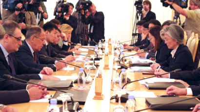 한-러 외무장관 회담…"모든 수단 활용해 北 비핵화 이끌기로"