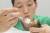 송영관 사육사가 아기 황금머리사자 타마린에게 우유를 먹이고 있다. [사진 에버랜드]