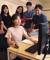 PC 앞에 앉은 포스텍 4학년 김해연씨가 스마투스 직원들에게 매출 데이터를 설명하고 있다. [최승식 기자]