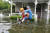 텍사스 주 방위군이 27일(현지시간) 휴스턴에서 주민을 업고 물에 잠긴 주택을 빠져나가고 있다.[UPI=연합뉴스]
