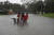 한 남성이 27일(현지시간) 물이 가득찬 미 텍사스 주 휴스턴 도심에서 아이들을 안전지대로 옮기고 있다.[AFP=연합뉴스]