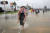 28일(현지시간) 미 텍사스 휴스턴 주민들이 허리케인 하비가 쏟아부은 비로 인해 잠긴 도심을 벗어나고 있다.[사진 AFP=연합뉴스]