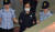 최순실 씨가 25일 서울 서초동 서울중앙지법에서 열린 공판에 출석하기 위해 호송차에서 내려 법정으로 향하고 있다. [중앙포토]