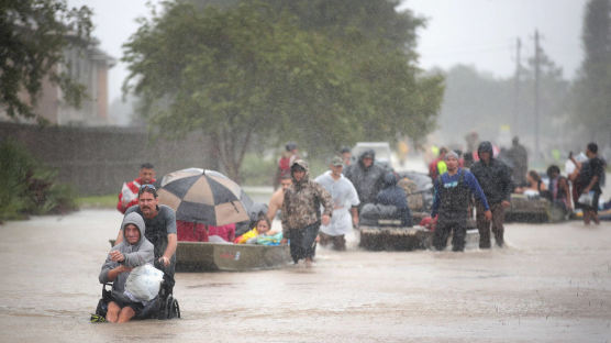 [서소문사진관]허리케인 ‘하비’가 휩쓴 미 텍사스의 힘겨운 탈출행렬 …끊이지않는 인간애 