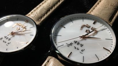 추석 앞둔 靑, '기ㆍ승ㆍ전ㆍ시계' 논란…"시계 구해가야 하는데…"