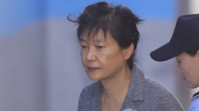 '발가락 이어 허리통증' 박 前대통령, 구치소 나와 병원치료