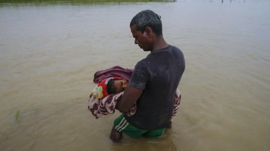 네팔 대홍수...마른 땅이 없어 아이를 물에 묻었다